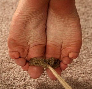 toes rope tied